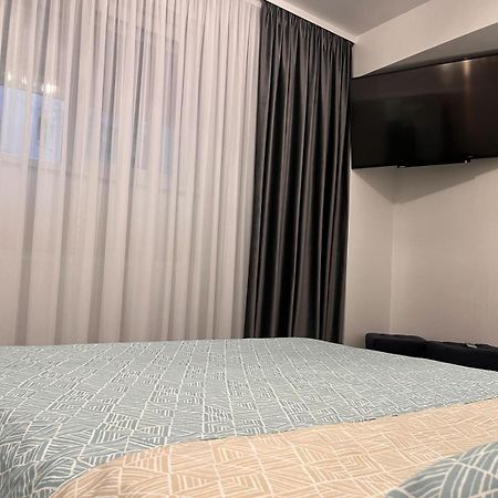 White & Silver Luxury Apartament Craiova Exterior photo