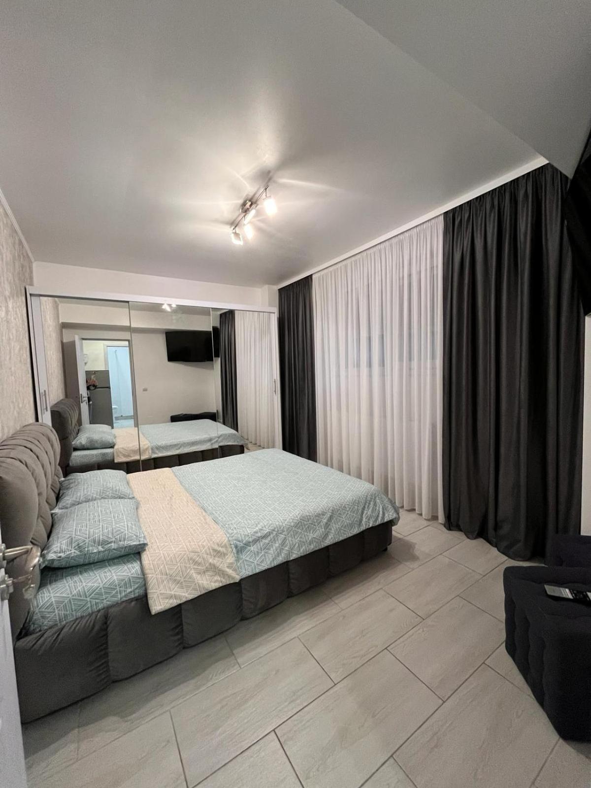 White & Silver Luxury Apartament Craiova Exterior photo